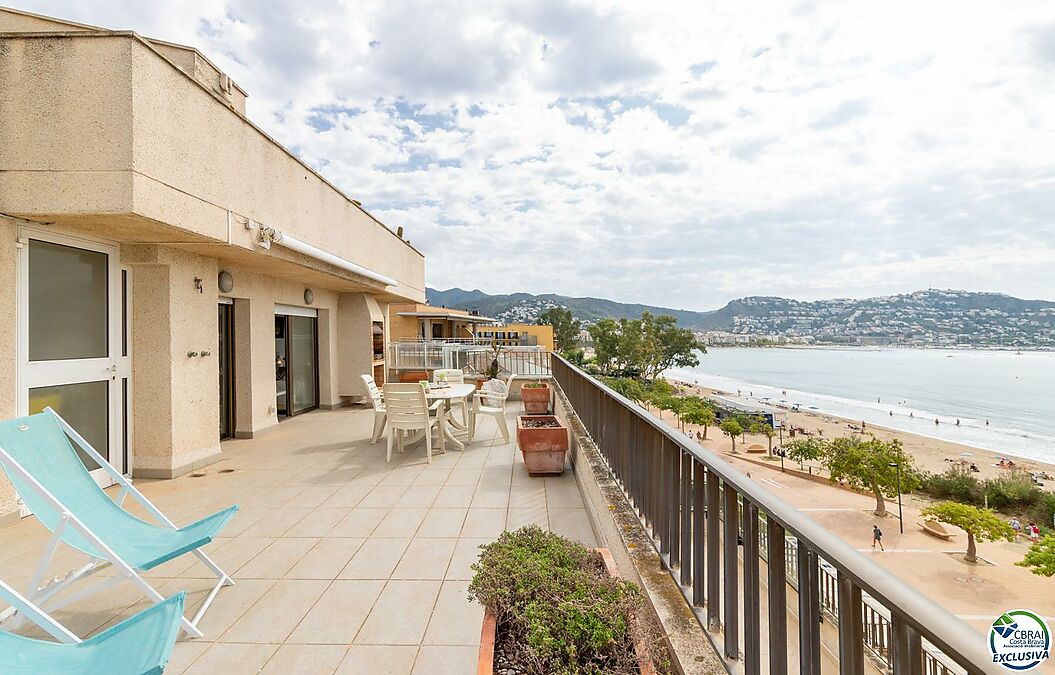 Beautiful penthouse on the seafront with garage