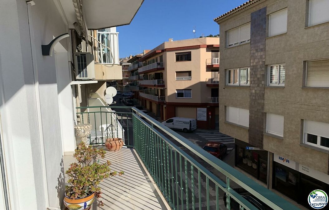 Fully refurbished apartment in the downtown of Roses