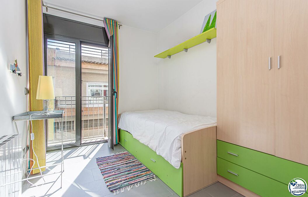 Apartament amb 2 dormitoris i plaça de pàrquing privada al centre de Roses