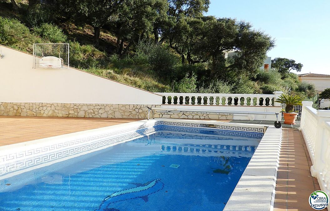 Villa mit Meerblick und Pool in der ruhigen Gegend von Mas Fumats, wo Sie unvergessliche Momente mit Ihrer Familie verbringen können