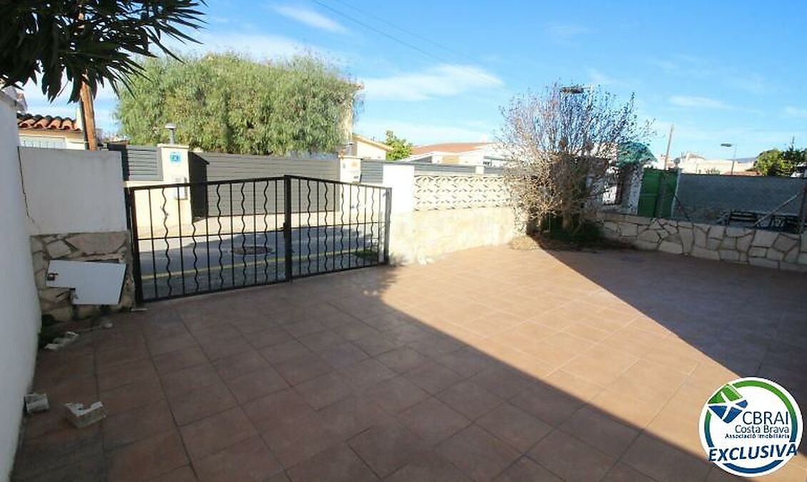 MONTGRÍ 4-bedroom house with garden a few meters from the beach