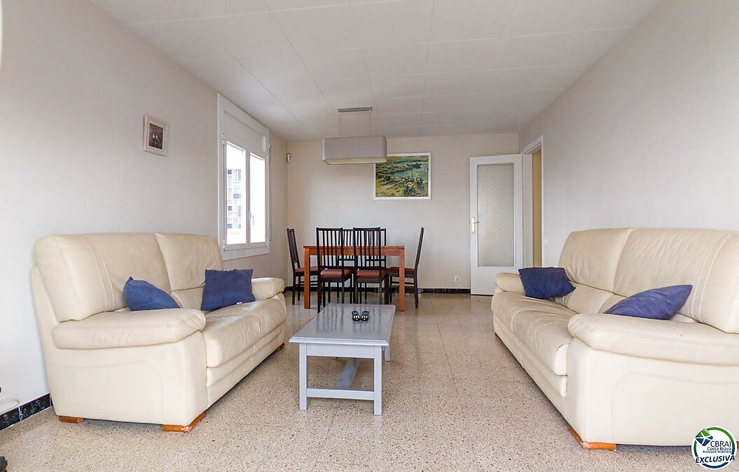 3 bedroom flat with communal swimming pool