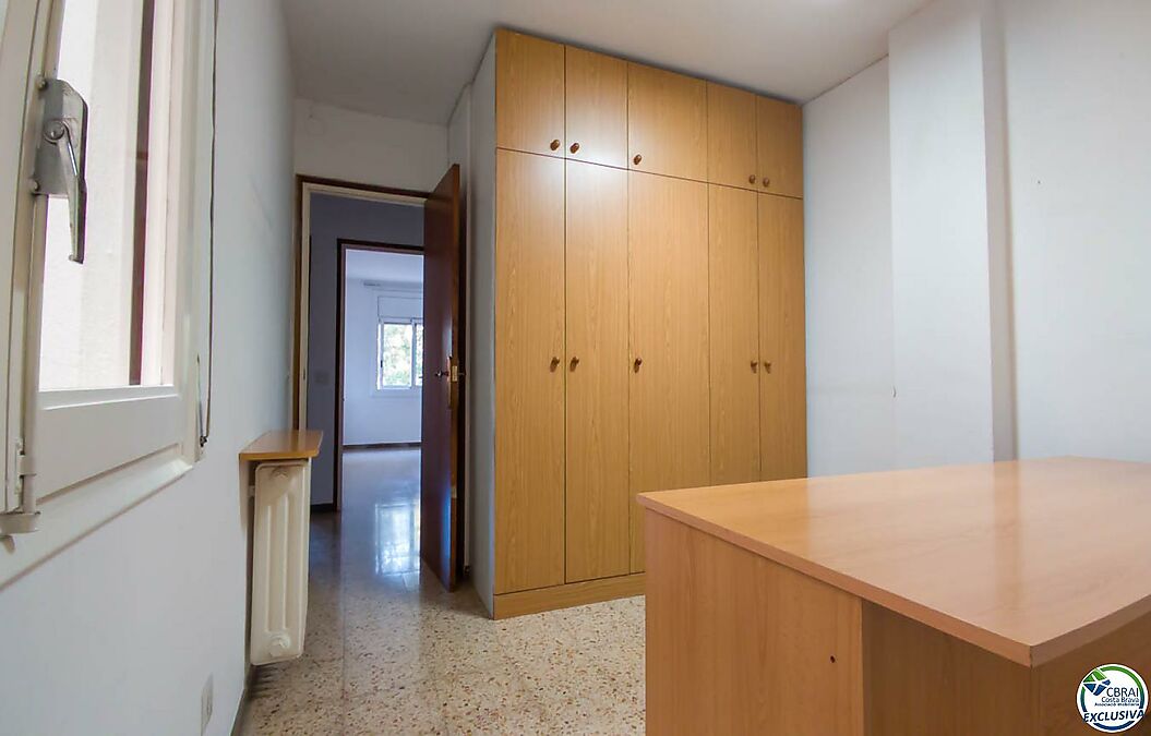 Flat with 4 bedrooms in Av. Marignane