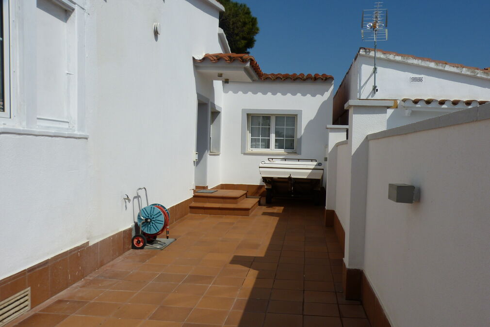 Great house in Empuriabrava to enjoy all year round and with many extras