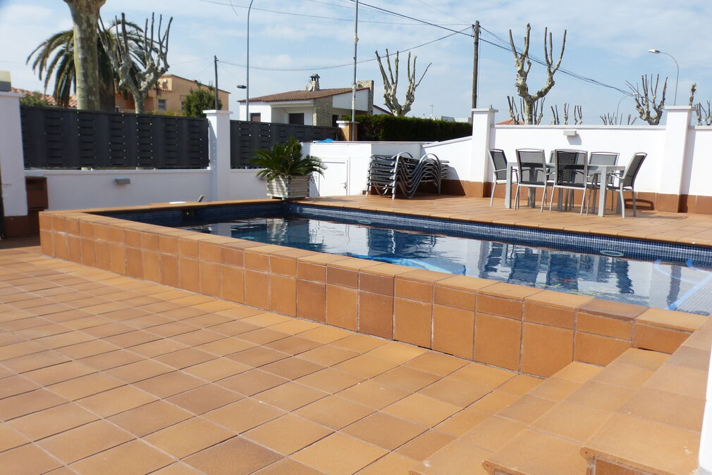 Great house in Empuriabrava to enjoy all year round and with many extras