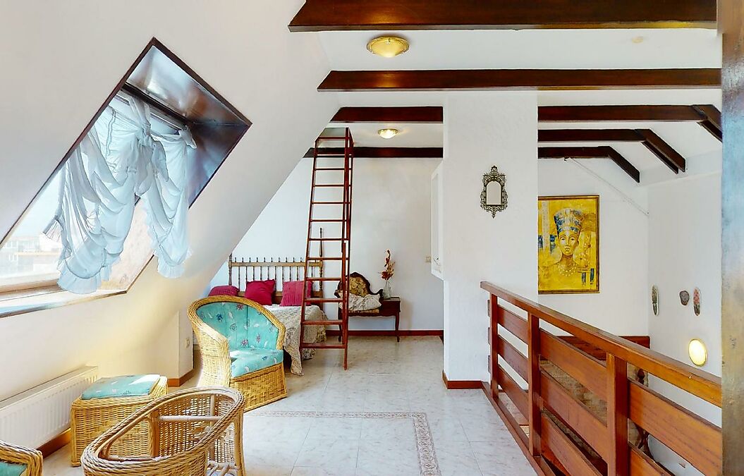 Unique spacious duplex flat on the last floor in the heart of Sta. Margarita