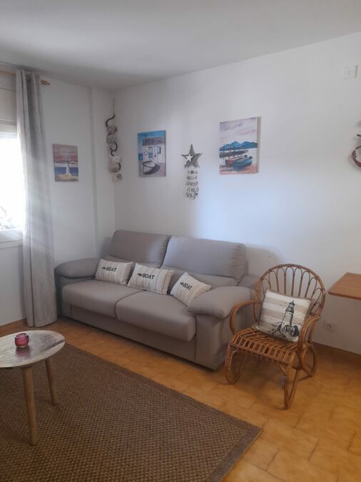 For sale studio flat on the ground floor in Empuriabrava and located in a well-maintained residential building.