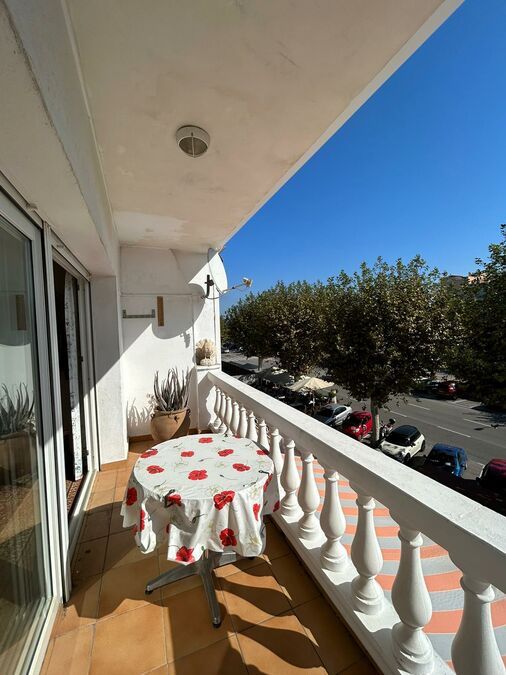 Apartment for sale in Empuriabrava, in the center and close to the beach, F3, south facing.
