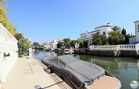 Àmplia Vila al canal amb amarratge de 12 m, amb apartament convidats
