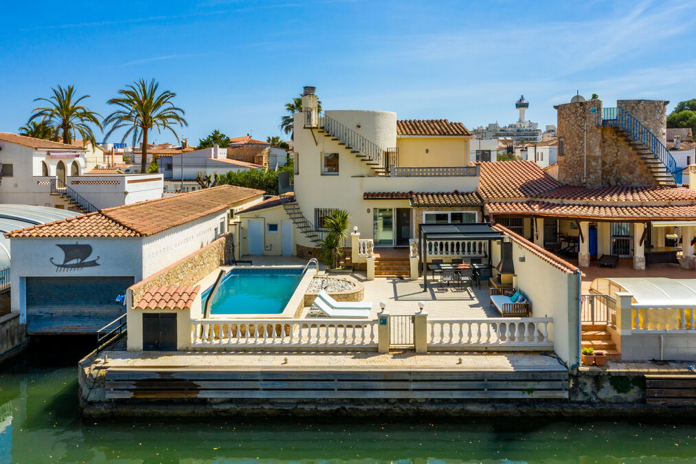 House with 4 bedrooms, swimming pool, garage and 12m mooring close to the centre.