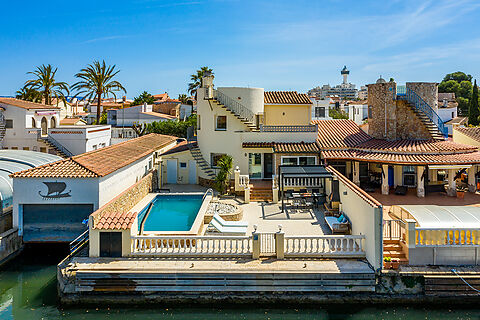 House with 4 bedrooms, swimming pool, garage and 12m mooring close to the centre.