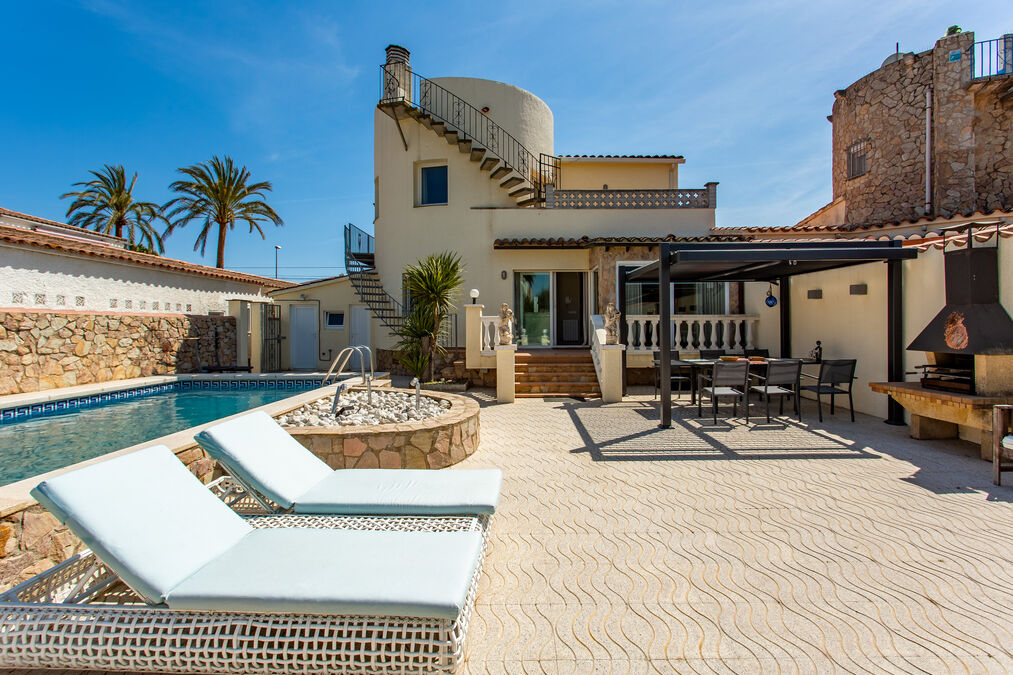 House with 4 bedrooms, swimming pool, garage and 12m mooring close to the centre.