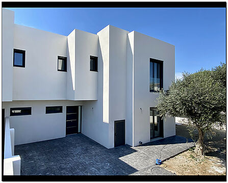 Cette maison mitoyenne est située dans le secteur de Requesens, au centre d'Empuriabrava.