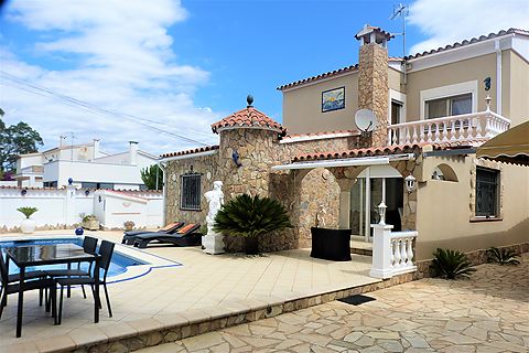 Empuriabrava, house for sale in residential area with swimming pool