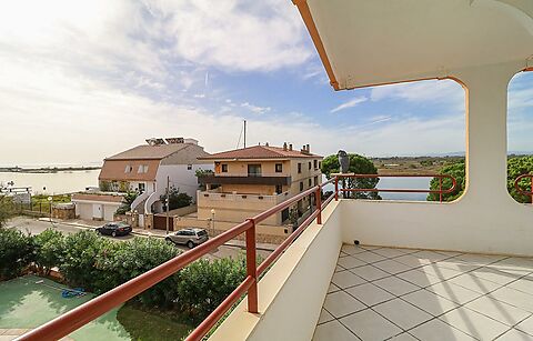 Bonic apartament amb vistes al mar i piscina comunitària.