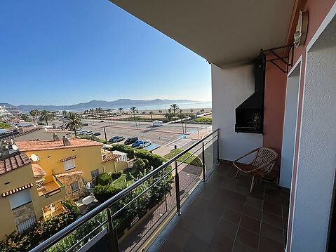 Penthouse for sale in front of the beach Empuriabrava and with garage space