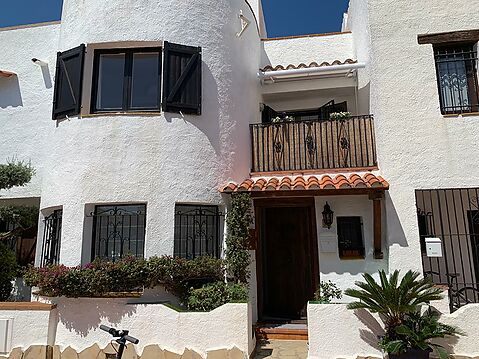 Beautiful house with mooring in a very good area in Empuriabrava