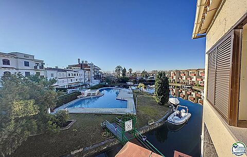 APARTMENT IN EMPURIABRAVA WITH CANAL VIEW WITH 3 DOUBLE BEDROOMS, PARKING, COMMUNITY POOL AND AMARRES